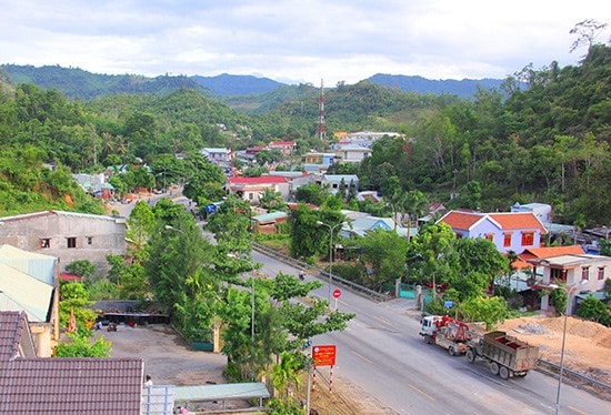 Diện mạo trung tâm huyện Nam Giang đang đổi thay từng ngày, ghi dấu ấn từ công cuộc xây dựng và phát triển của địa phương. Ảnh: ALĂNG NGƯỚC