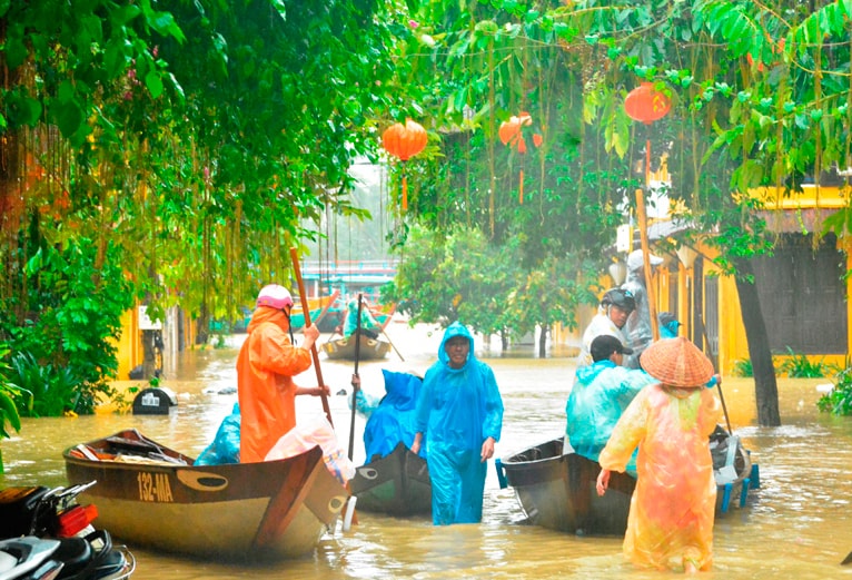 Trận lũ lụt cuối năm 2017, nhiều người dân trong khu vực phố cổ Hội An phải di tản đi nơi khác. Ảnh: L.X.T