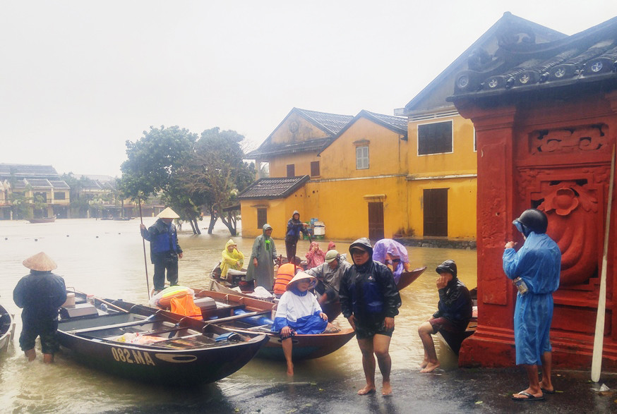 Ngoài chính quyền địa phương thì người dân cũng cần nhận được tin nhắn cảnh báo lũ sớm khi hệ thống phát thanh bị hạn chế. Ảnh: L.X.T