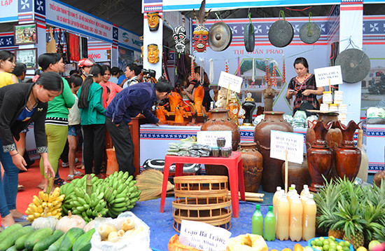 Tham gia các hội chợ là dịp để địa phương giới thiệu, quảng bá, tiêu thụ sản phẩm đặc trưng vùng cao. Ảnh: C.T