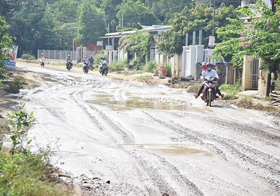 Cử tri huyện Núi Thành bức xúc khi tuyến đường ĐH3 đoạn qua địa bàn xã Tam Anh Nam dài 4,5km thi công hơn 2 năm vẫn chưa xong. Ảnh: CTV
