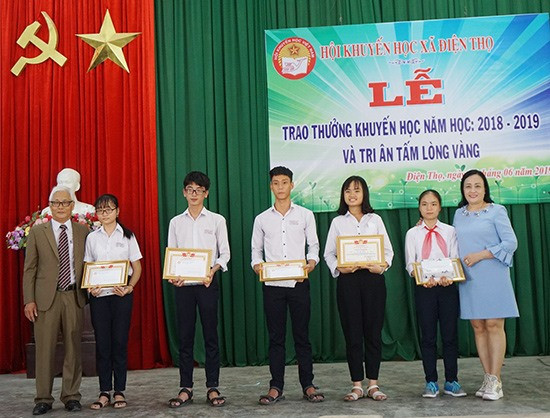 Hội Khuyến học xã Điện Thọ trao thưởng cho học sinh, sinh viên học giỏi. Ảnh: NHƯ TRANG