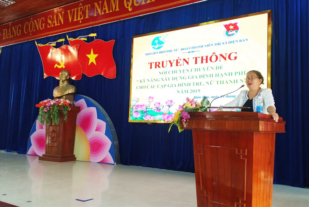 Bà Trương Thị Lộc - Chủ tịch Hội LHPN tỉnh tuyên truyền pháp luật về hôn nhân và gia đình cho thanh niên Điện Bàn. Ảnh: THÀNH NHÂN