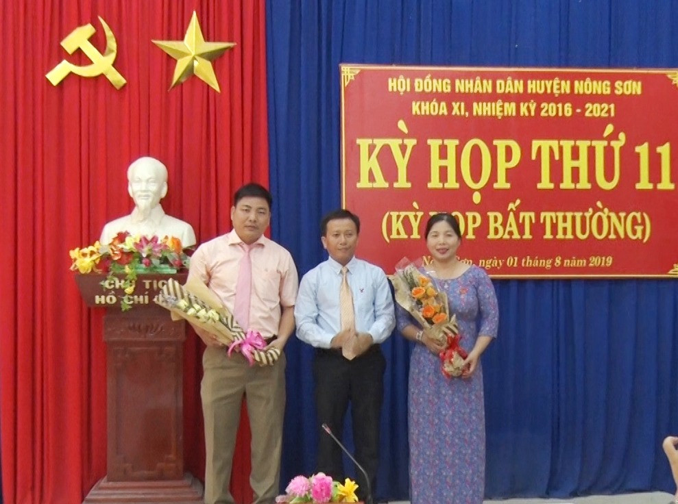 Bí thư Huyện ủy Nông Sơn - Thái Bình tặng hoa chúc mừng ông Nguyễn Văn Hòa và bà Nguyễn Thị Thu Thủy. Ảnh: MINH THÔNG