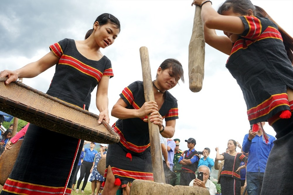 Phụ nữ Ca Dong, Xê Đăng cùng nhau thi giã gạo, thể hiện sự đảm đang của phụ nữ vùng cao. Đây là một trong số hoạt động xuyên suốt của lễ hội Ảnh: A.N