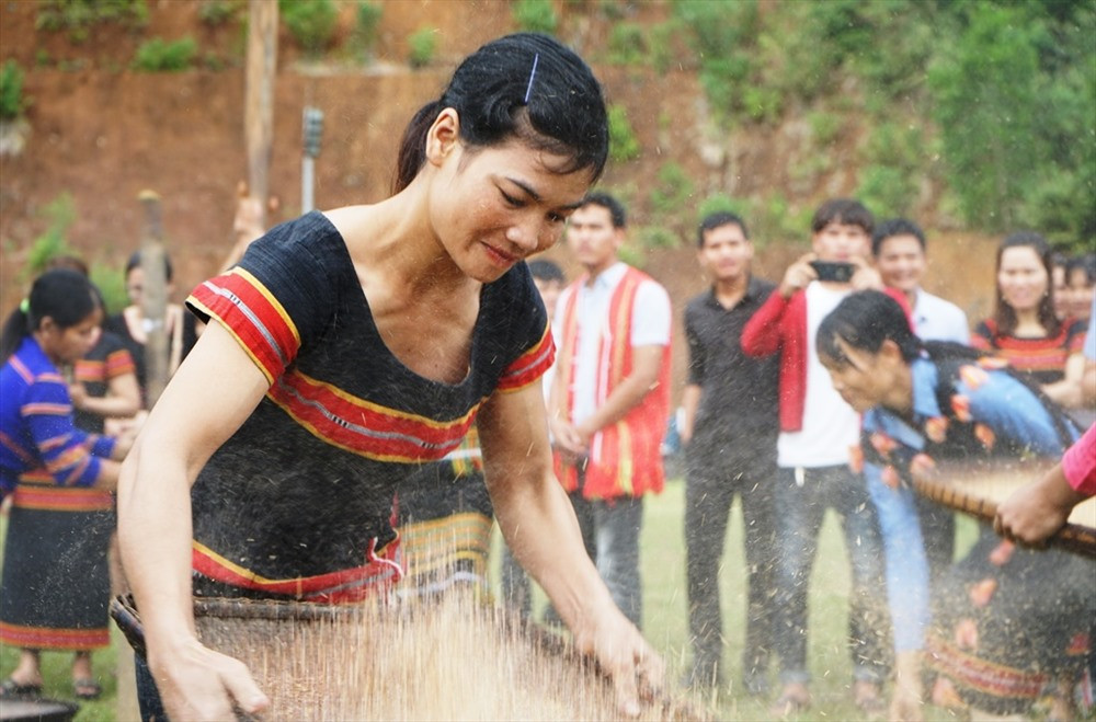 Một phụ nữ thể hiện sự khéo tay thông qua công đoạn sàng gạo. Ảnh: A.N