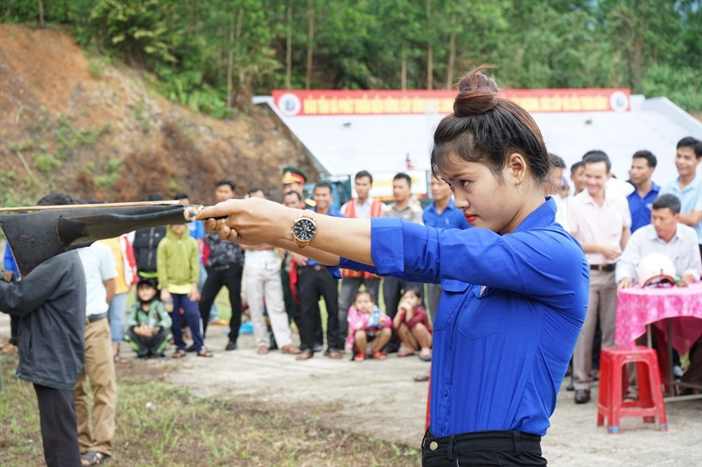 Cùng với trò chơi thi giã gạo, nhiều hoạt động khác cũng đồng loạt diễn ra. Trong ảnh: Một phụ nữ trẻ tuổi tham gia thi bắn nỏ. Ảnh: A.N