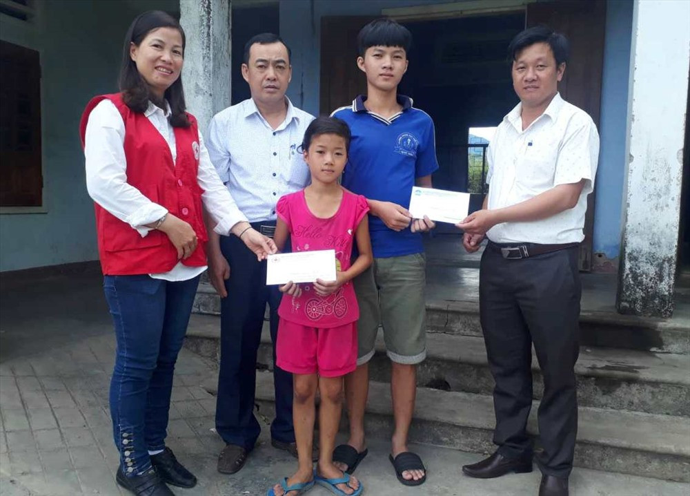 Lãnh đạo huyện Quế Sơn trao 6 triệu đồng hỗ trợ gia đình bà Mai Thị Kế. Ảnh: D.T