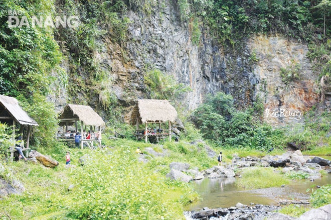 Những lán nhỏ đơn sơ bên suối phục vụ khách tham quan. 