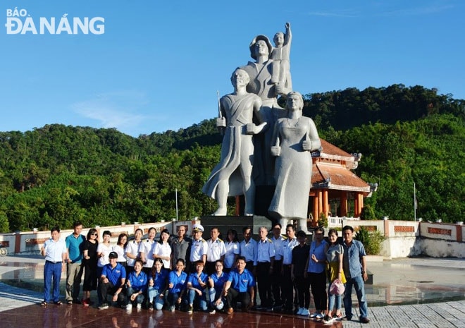 Đài Chiến Thắng huyện Tây Giang, cách Thác R,ang không xa. Các thế hệ trẻ thường dâng hương và chụp ảnh lưu niệm tại nơi đây mỗi khi có dịp đến Tây Giang.