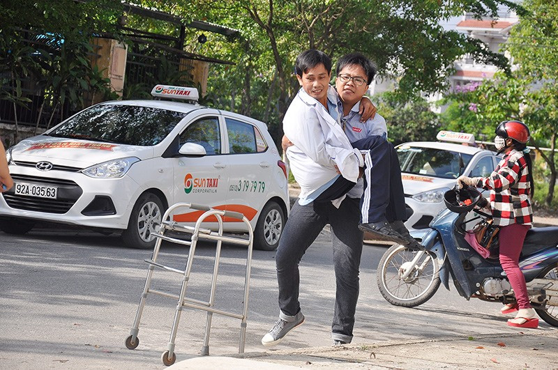 Người khuyết tật đang rất cần các dịch vụ PHCN để cải thiện sức khỏe. Ảnh: X.HIỀN