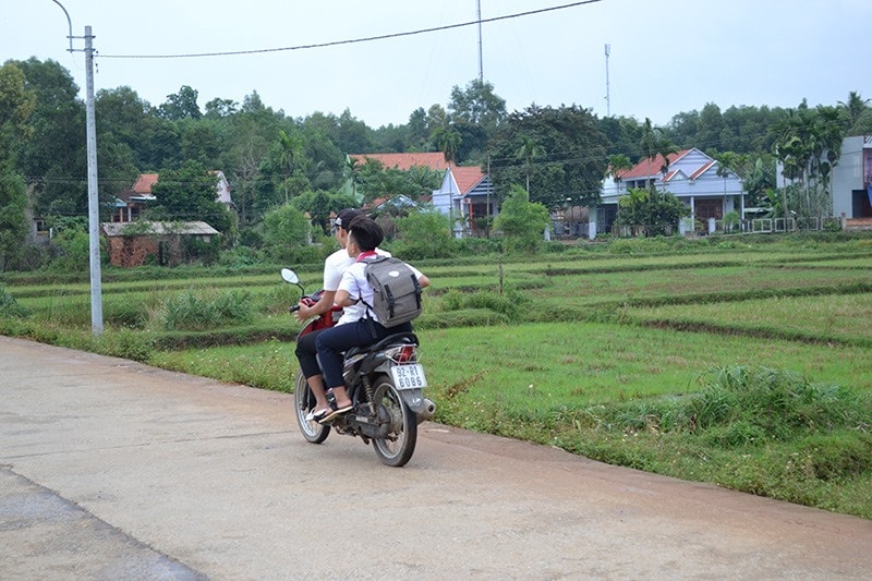 Học sinh không đủ tuổi đi xe máy, không đội mũ bảo hiểm đang diễn ra tràn lan tại địa bàn nông thôn. Ảnh: T.C.T