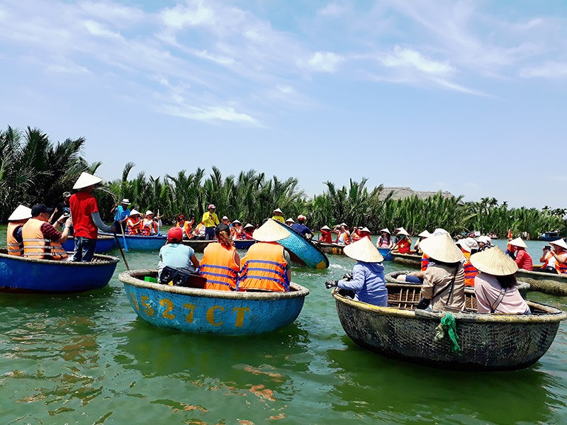Du khách Hàn Quốc đến rừng dừa Cẩm Thanh rất thích được nghe nhạc vừa xem lắc thuyền thúng trên sông. Ảnh: Đ.H