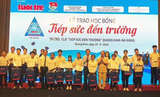 Trao học bổng “Tiếp sức đến trường” năm 2018 cho tân sinh viên Quảng Nam, Đà Nẵng. Ảnh: MINH HẢI