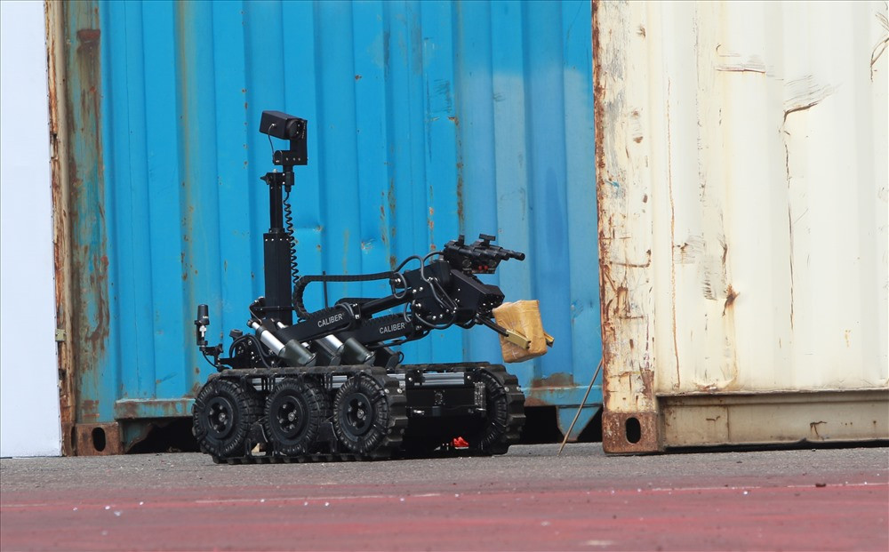 Xe robot gắp bom mìn được đưa vào hiện trường để xử lý khối bom vừa được phát hiện. Ảnh: T.C