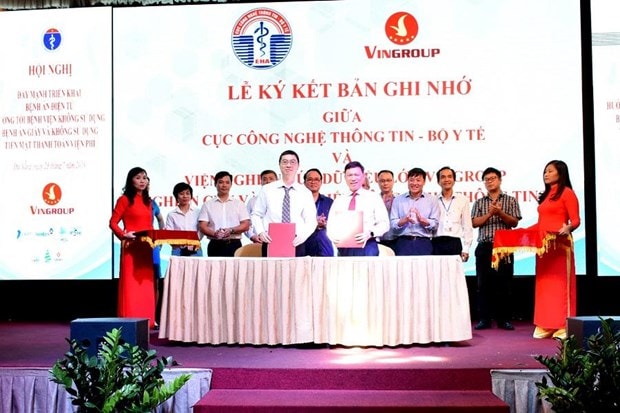Đại diện Viện Nghiên cứu Dữ liệu lớn (Big Data) đã ký Biên bản ghi nhớ Hợp tác với Cục Công nghệ thông Thông tin-Bộ Y tế thống nhất phối hợp trong việc xây dựng các quy định về trao đổi dữ liệu khám bệnh, chữa bệnh của người dân phục vụ cho việc nghiên cứu phát triển các sản phẩm ứng dụng trí tuệ nhân tạo trong Y tế.