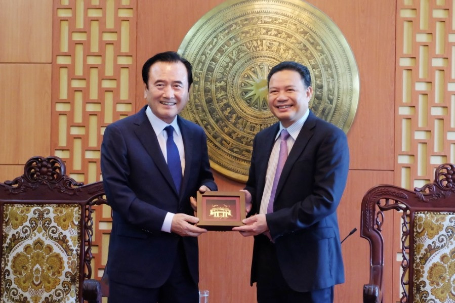 Phó Chủ tịch UBND tỉnh Lê Văn Thanh (bìa phải) tặng quà đoàn công tác quận Hamyang. Ảnh: M.L