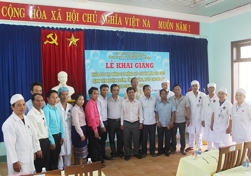 Học viên là cán bộ viên chức Bệnh viện huyện Kà Lừm cùng lãnh đạo huyện và đội ngũ y, bác sĩ Trung tâm Y tế huyện Tây Giang chụp ảnh lưu niệm tại lễ khai giảng lớp đào tạo. Ảnh: H.THÚY