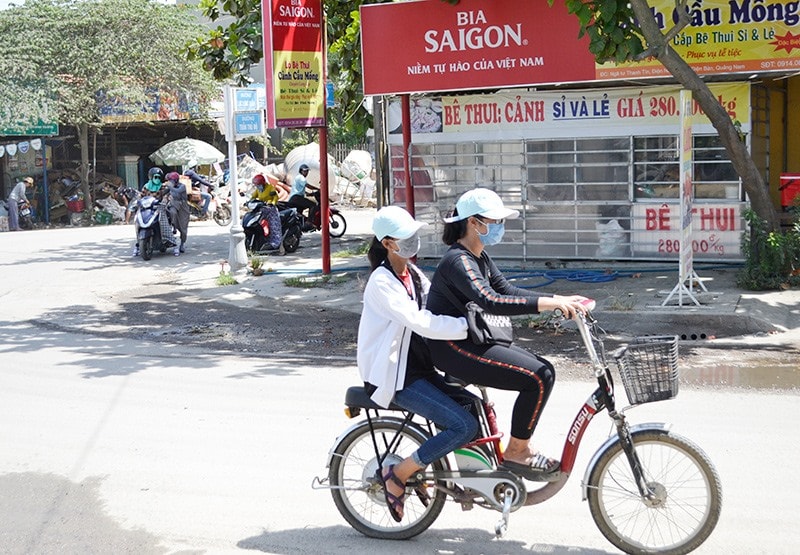 Đi xe đạp điện không đội mũ bảo hiểm là hành vi vi phạm pháp luật. Ảnh: C.TÚ