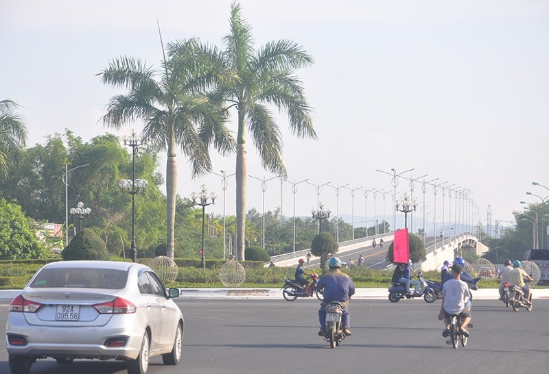 Cầu vượt đường Nguyễn Hoàng và đường sắt lên cao tốc hoàn thành đưa vào sử dụng năm 2019 góp phần phát triển kinh tế - xã hội Tam Kỳ. Ảnh: X.P