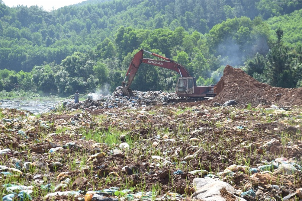 UBND tỉnh yêu cầu khẩn trương khắc phục môi trường tại bãi rác Tam Xuân 2. Ảnh: THANH THẮNG