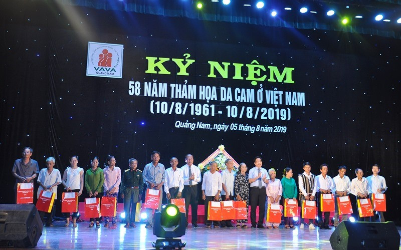 Lãnh đạo tỉnh trao quà các nạn nhân da cam. Ảnh: V.A