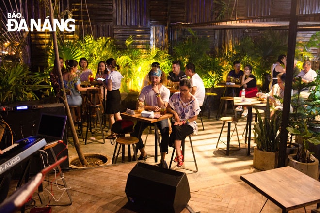 Các đơn vị kinh doanh lưu trú giá rẻ đều quan tâm tạo ra những nét đặc trưng riêng dành cho du khách. Trong ảnh: Du khách có những trải nghiệm tại The Secret Garden DaNang. Ảnh: THU HÀ