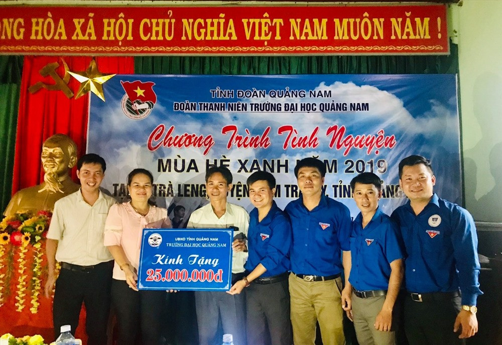 Đoàn trường Đại học Quảng Nam tặng công trình thanh niên trị giá 25 triệu đồng cho UBND xã Trà Leng. Ảnh: THÁI CƯỜNG
