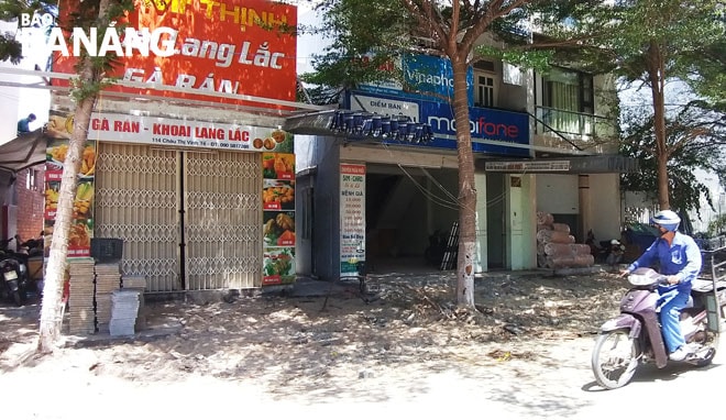 Một đoạn vỉa hè đường Châu Thị Vĩnh Tế (quận Ngũ Hành Sơn) được đào lên nhưng gạch, cát để ngổn ngang chưa thi công làm ảnh hưởng tới các hộ dân kinh doanh.