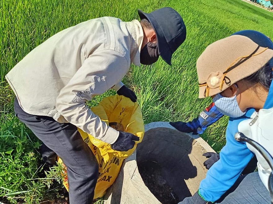 Đoàn viên thanh niên thu gom rác thải nhựa trên đồng ruộng. Ảnh:T.L