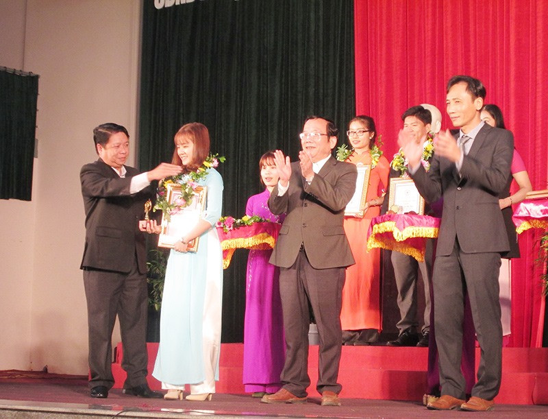 Lãnh đạo huyện Phú Ninh trao giấy chứng nhận, biểu tượng và hoa cho các cá nhân nhận Giải thưởng Phan Châu Trinh năm 2017.