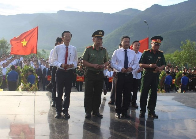 Phó Chủ tịch UBND tỉnh Lê Văn Thanh dẫn đầu đoàn dâng hương tưởng niệm, tri ân liệt sĩ tại Khu tưởng niệm Thượng Đức. Ảnh: HOÀNG LIÊN