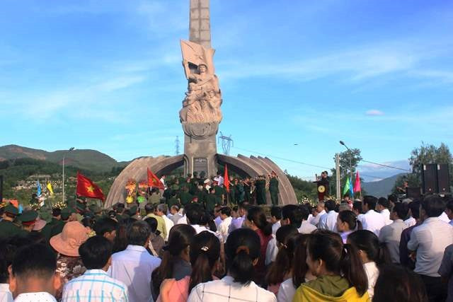 Đông đảo cán bộ và nhân dân viếng hương tưởng niệm tại Thượng Đức. Ảnh: HOÀNG LIÊN