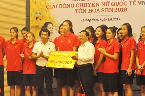 Nhà báo Phan Ngọc Tiến (bên trái) trao 50 triệu đồng của VTV cho đội tuyển Việt Nam. Ảnh: T.V