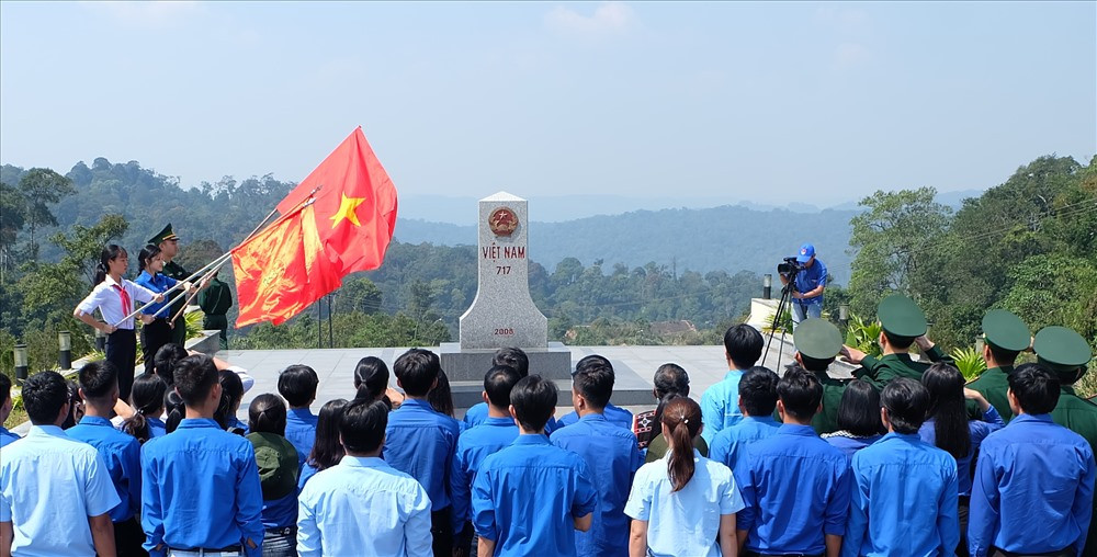 Đoàn viên thanh niên thực hiện nghi thức chào cột mốc biên cương tại Nam Giang. Ảnh: M.L