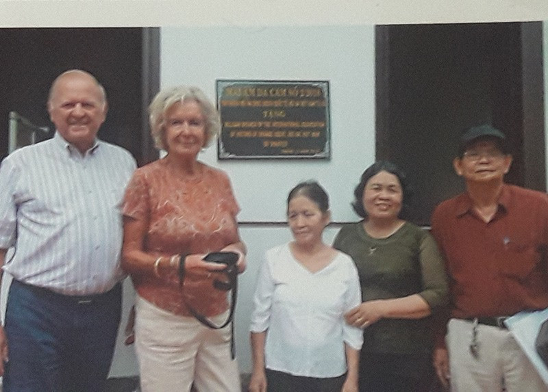 Đại diện Chi hội Nạn nhân da cam quốc tế Hội An, Việt Nam tại Vương quốc Bỉ trao tiền hỗ trợ làm nhà cho nạn nhân da cam Hội An. Ảnh: V.V.T