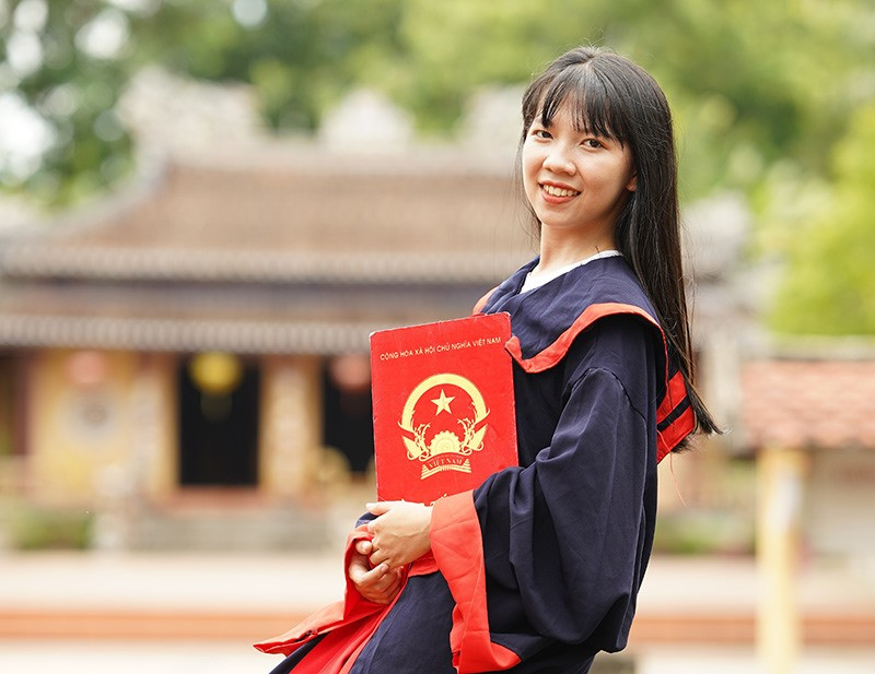 Với thành tích học tập tốt, Doãn Thị Hằng được nhiều trường đại học tuyển thẳng.
