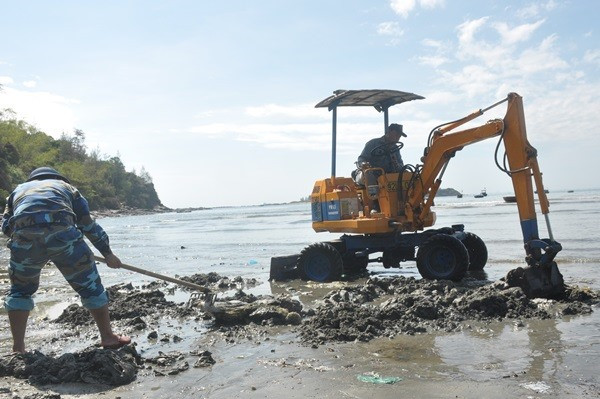 Công ty CP Môi trường đô thị Quảng Nam - chi nhánh Núi Thành điều động phương tiện đến trục vớt rác thải nhựa vùi sâu dưới cát biển. Ảnh: N.Đ
