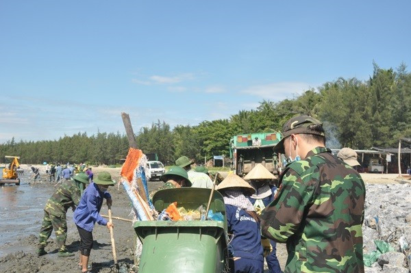 Ước tính trong đợt đầu ra quân có khoảng 70 tấn rác thải nhựa tại bãi biển Tam Hải đã được thu gom, vận chuyển đến nơi xử lý theo đúng quy định. Ảnh: N.Đ