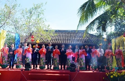 Cutting red ribbon to open the festival.