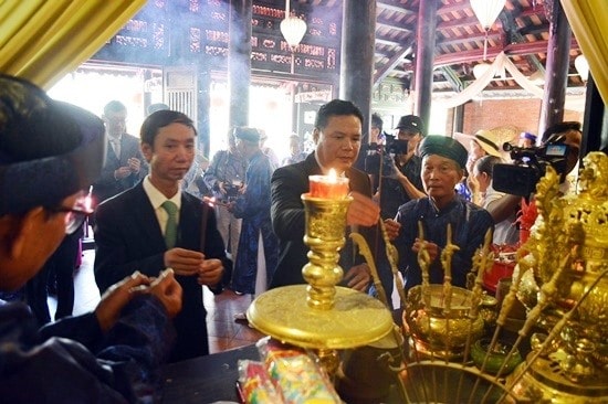 Quang Nam leaders incense Silk Queen at the Hoi An silk village.