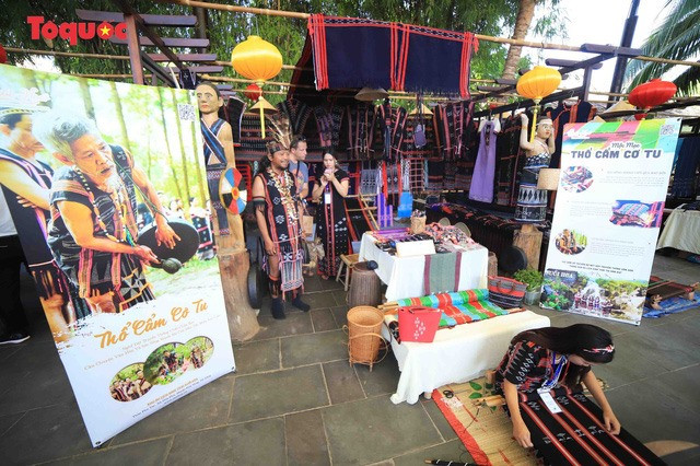 Silk display from Cotu ethnic people in Quang Nam.