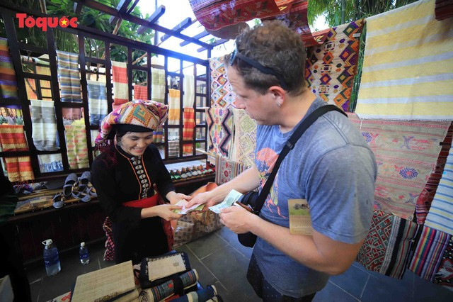 A tourist buys silk product at the festival.