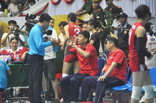 Ban huấn luyện và các cô gái Triều Tiên phản ứng trọng tài, không tiếp tục thi đấu. Ảnh: T.V