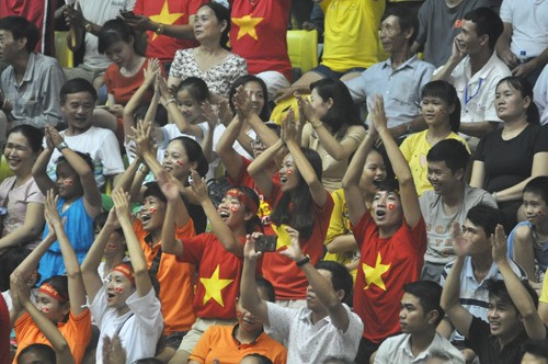 Dù đội tuyển Việt Nam không thể giành chiến thắng trong trận chung kết nhưng khán giả đã có một buổi tối tuyệt vời và cổ động hết mình cho các cô gái Việt Nam. Ảnh: T.V