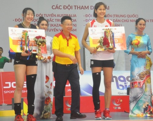 Bùi Thị Ngà (Việt Nam) và Aratani Shiari (Nec Red Rockets) nhận giải Phụ công xuất sắc nhất. Ảnh: T.V