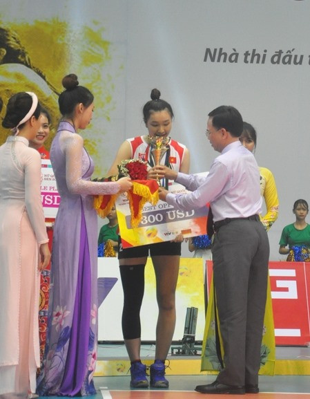 Đặng Thị Kim Thanh (Việt Nam) nhận giải VĐV đối chuyền xuất sắc nhất. Ảnh: T.V
