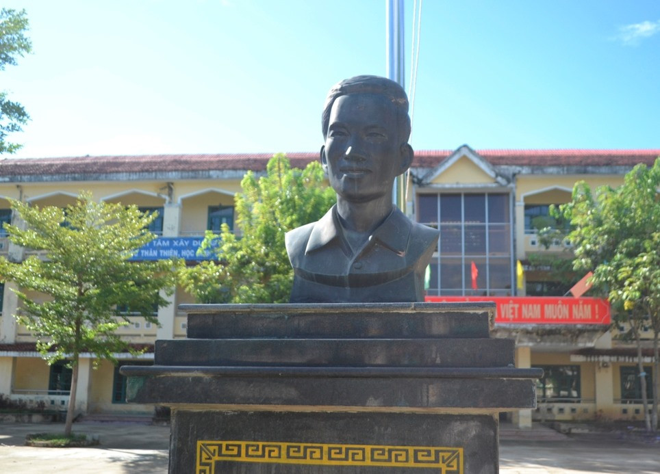 Tượng đồng chí Huỳnh Ngọc Huệ được đặt tại vị trí trang trọng trong khuôn viên Trường THPT Huỳnh Ngọc Huệ (thị trấn Ái Nghĩa, Đại Lộc). Ảnh: CÔNG TÚ