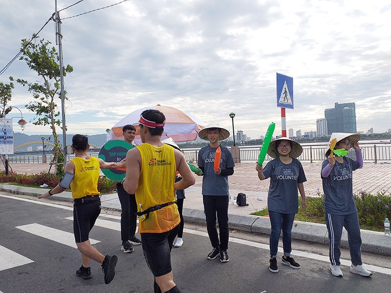 Tình nguyện viên tại cuộc thi Marathon Quốc tế Đà Nẵng 2019. Ảnh: THIÊN THƯ