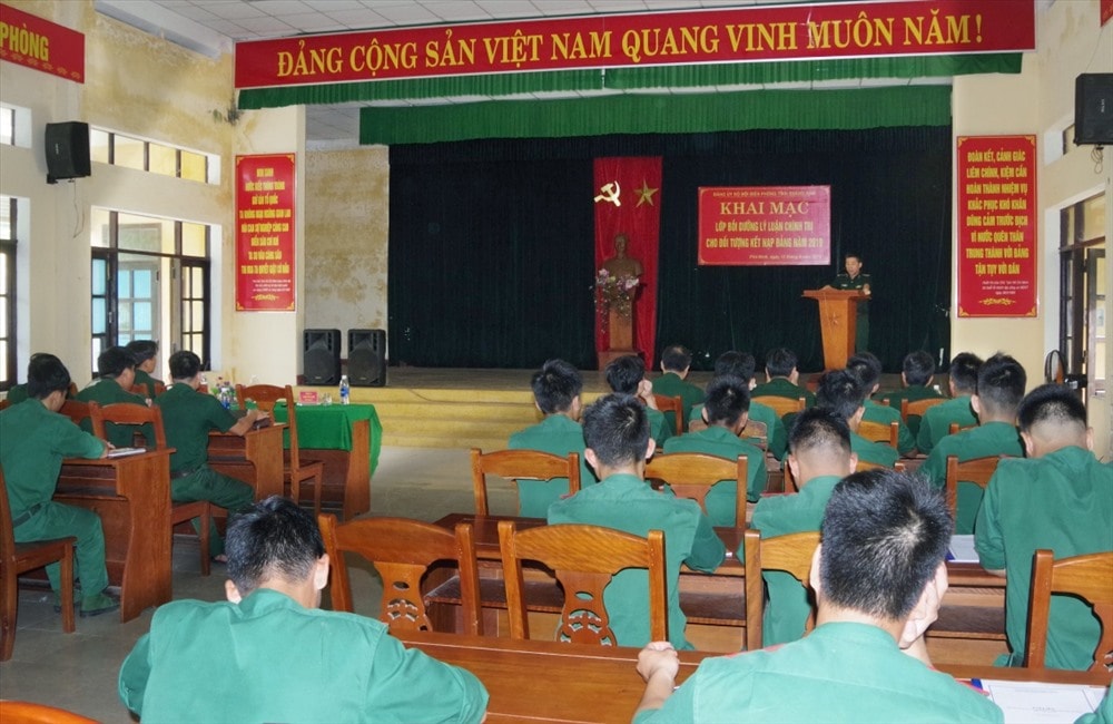 Học viên tham gia lớp bồi dưỡng lý luận chính trị. Ảnh: VINH CHÍN